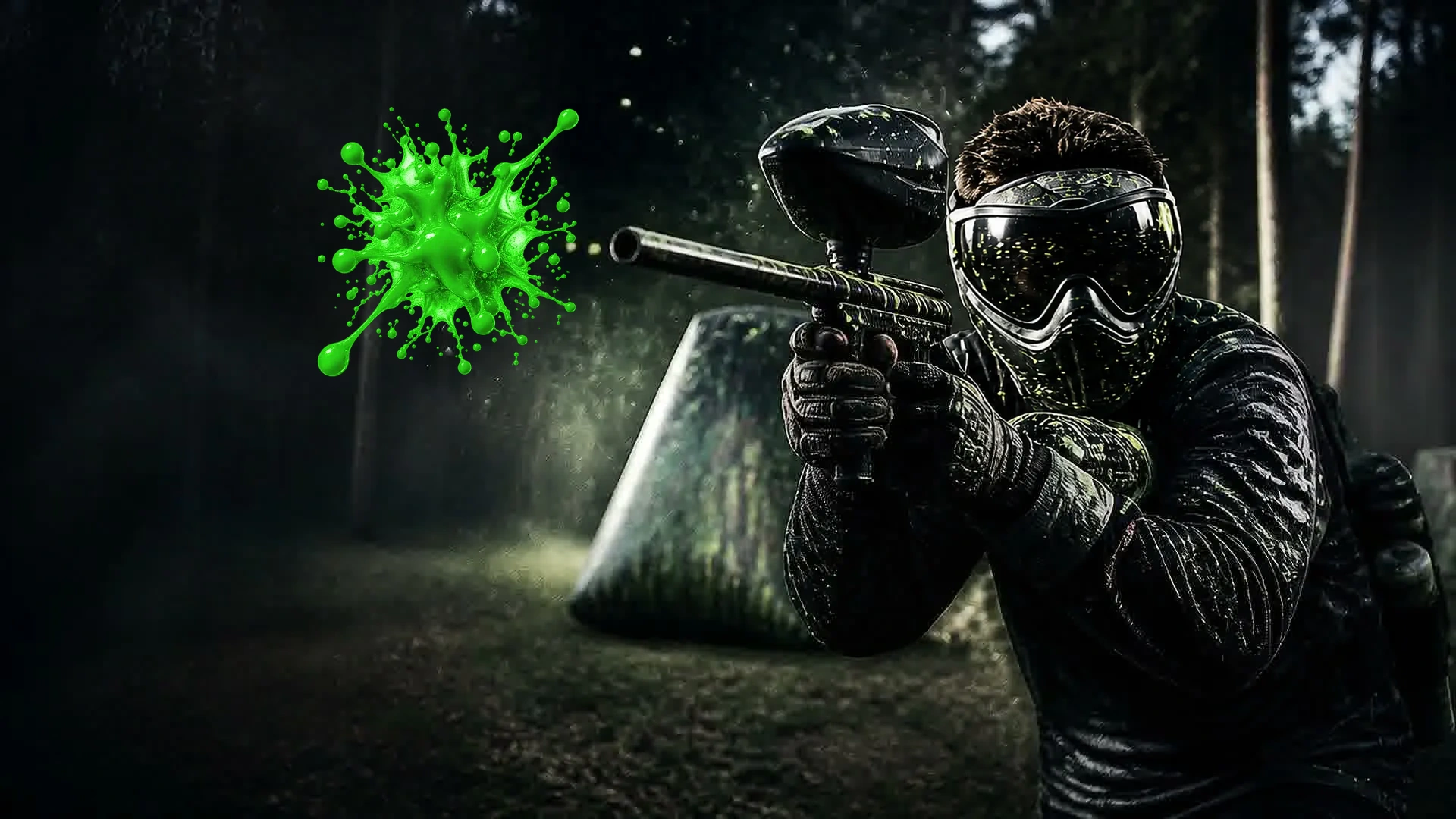 Orman sahasında maskeli paintball oyuncusu